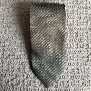5/$20 Kenneth Cole mens necktie green 100% silk